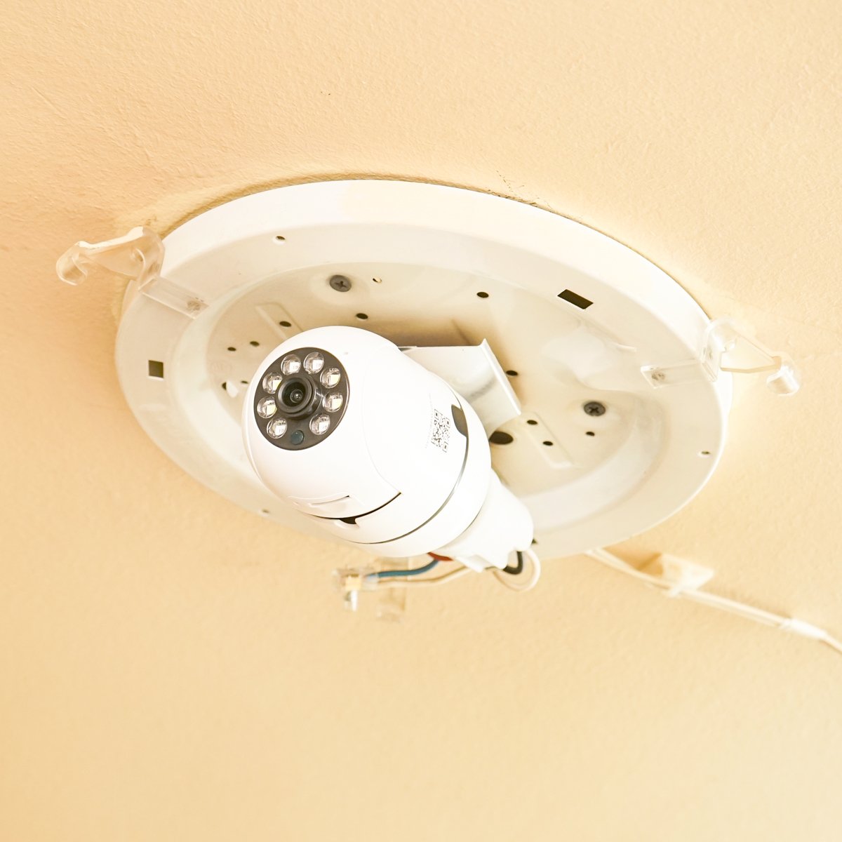 Camera de supraveghere smart-bulb PTZ, WIFI 2.4G 1080P, tip bec E27 cu senzor de miscare si aplicatie Tuya Breckner Germany